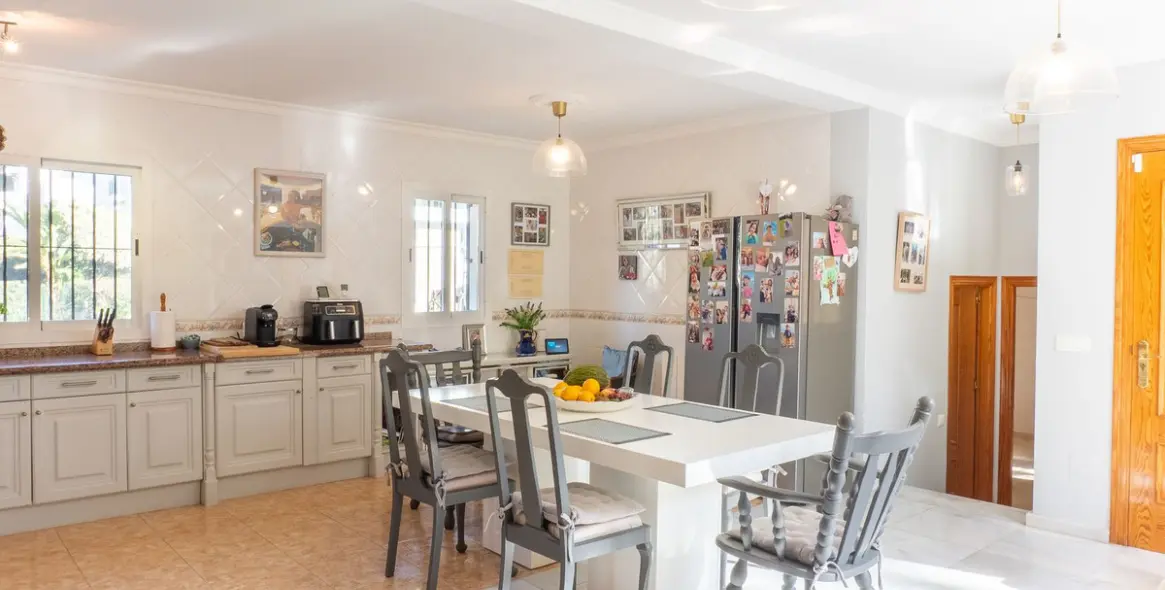 Sale of detached villa in New Golden Mile 46