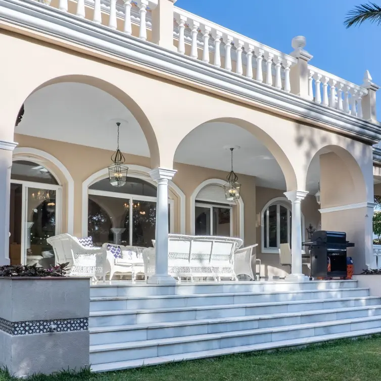 Sale of detached villa in New Golden Mile