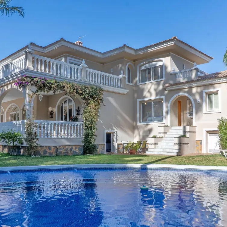Sale of detached villa in New Golden Mile