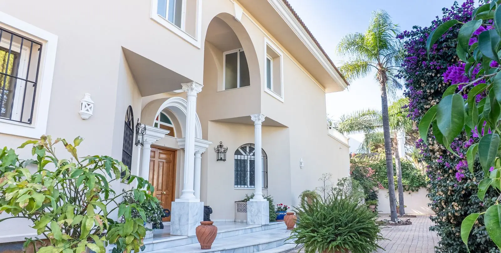 Sale of detached villa in New Golden Mile 4