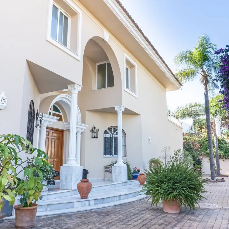Sale of detached villa in New Golden Mile
