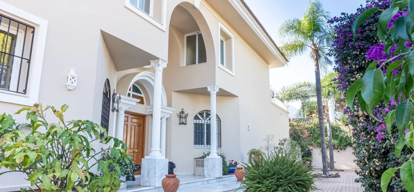 Sale of detached villa in New Golden Mile 3