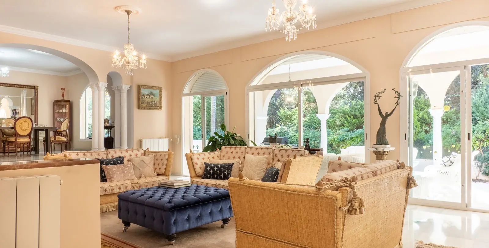 Sale of detached villa in New Golden Mile 6