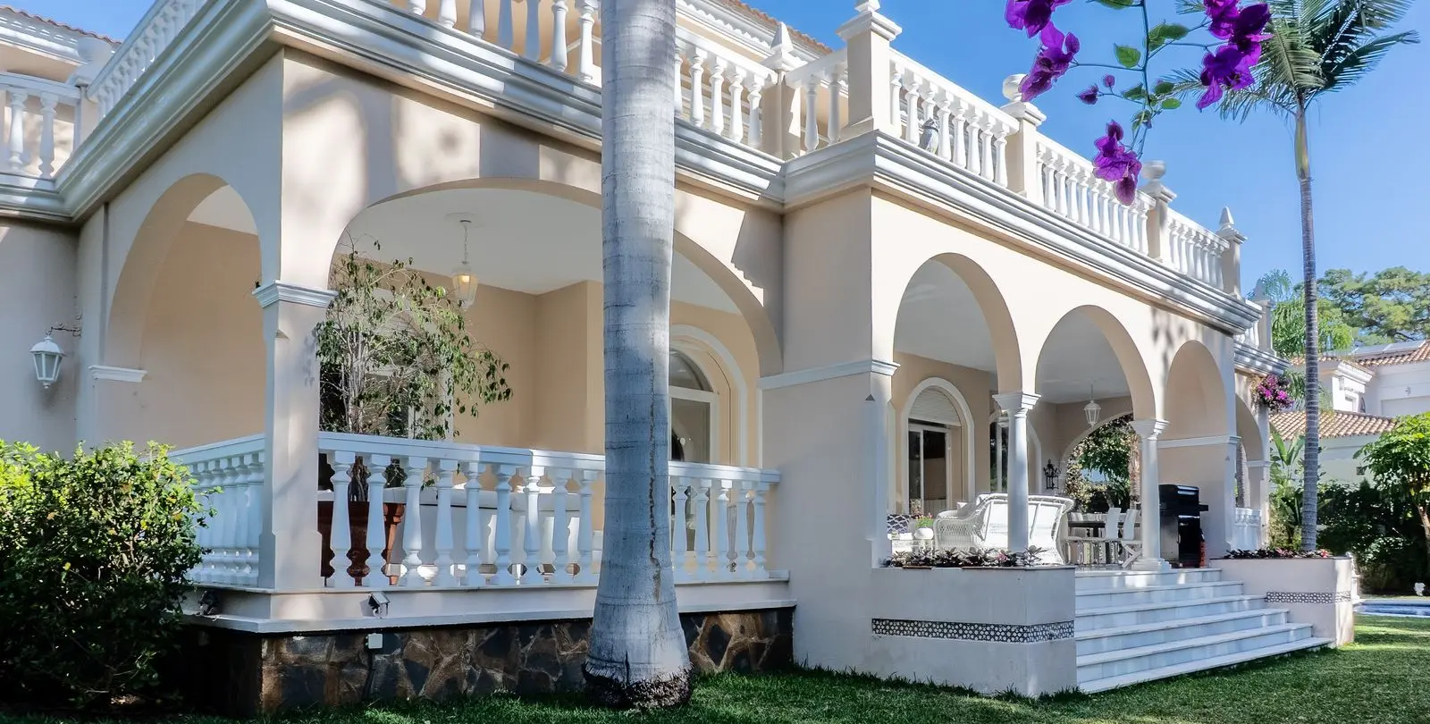 Sale of detached villa in New Golden Mile 10