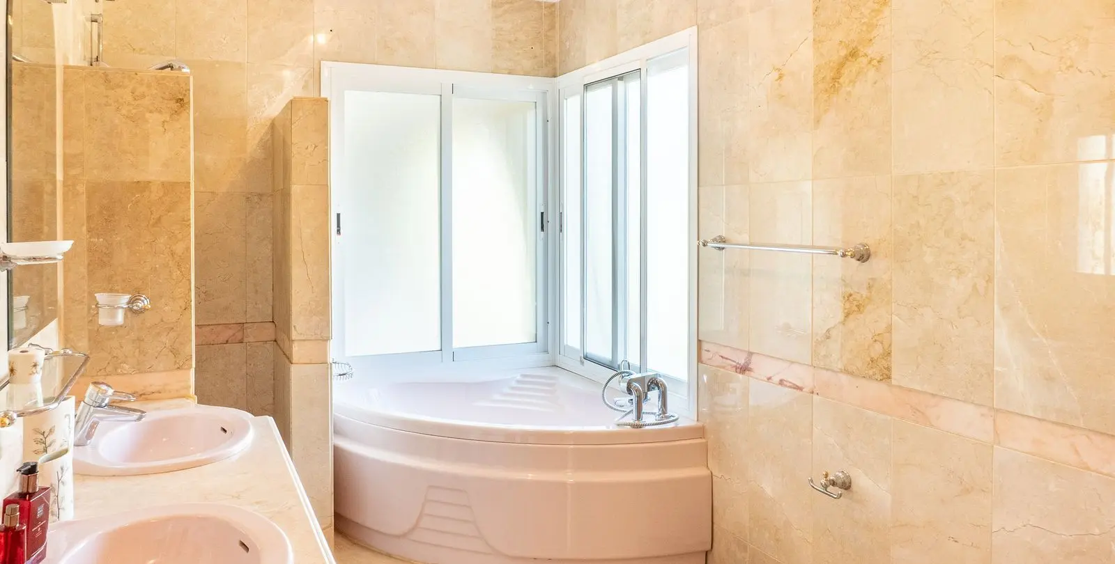 Sale of detached villa in New Golden Mile 17