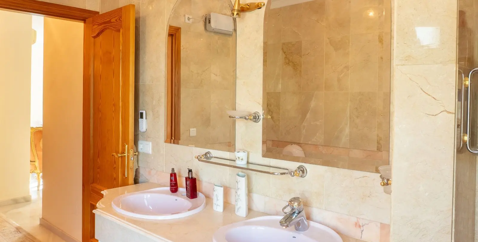 Sale of detached villa in New Golden Mile 18