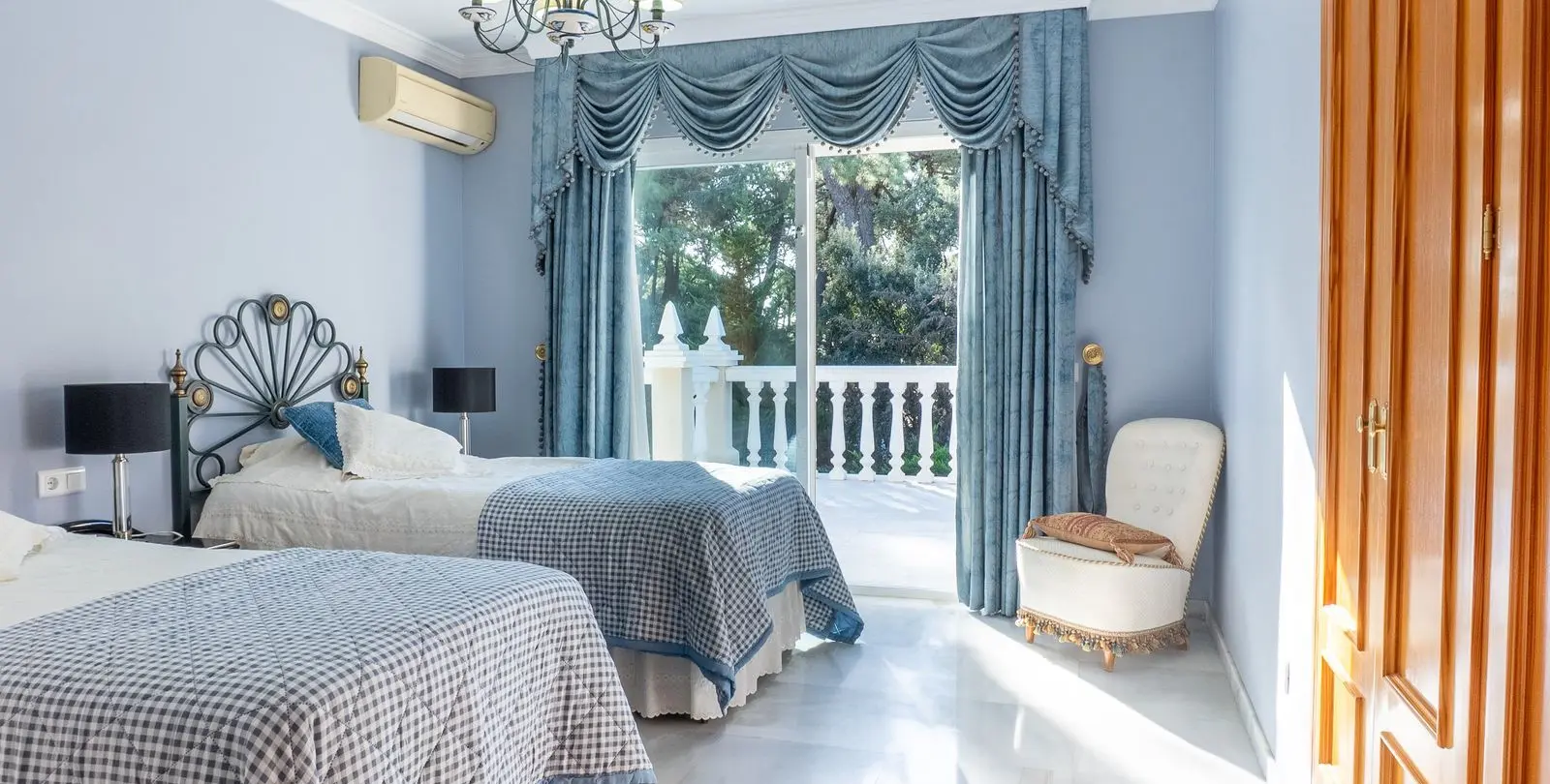 Sale of detached villa in New Golden Mile 21