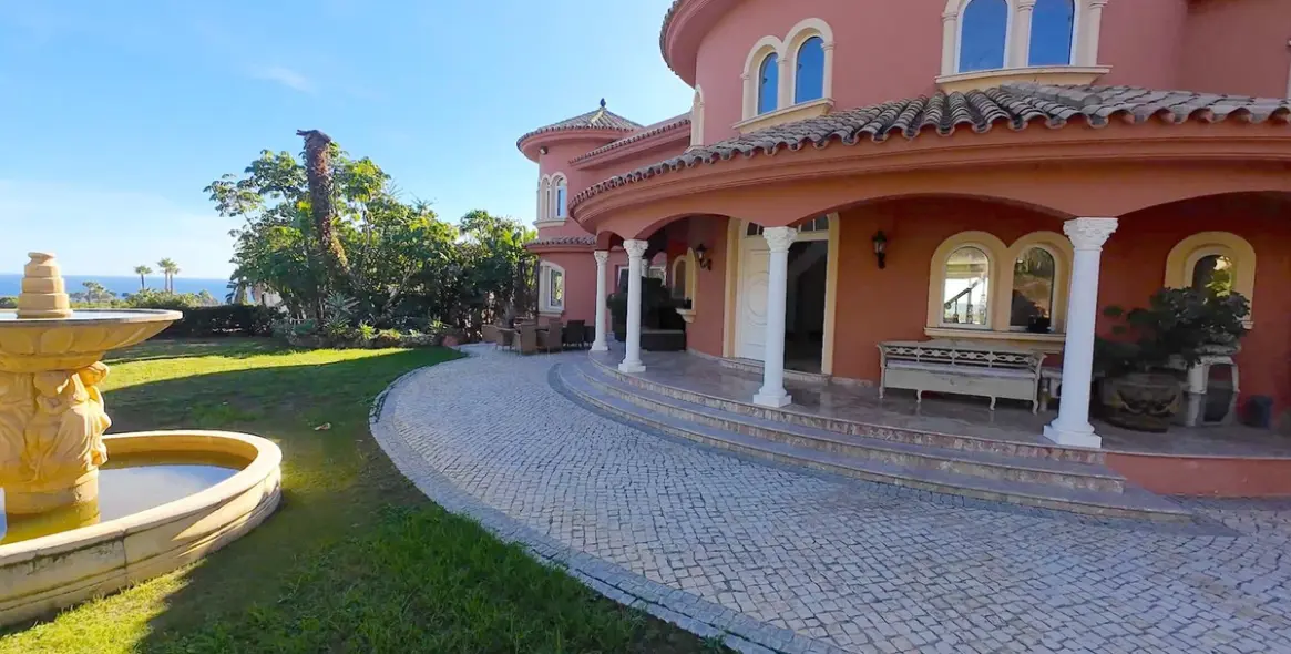 Sale of detached villa in El Paraiso 2