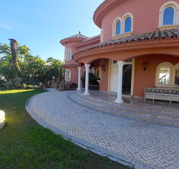 Sale of detached villa in El Paraiso
