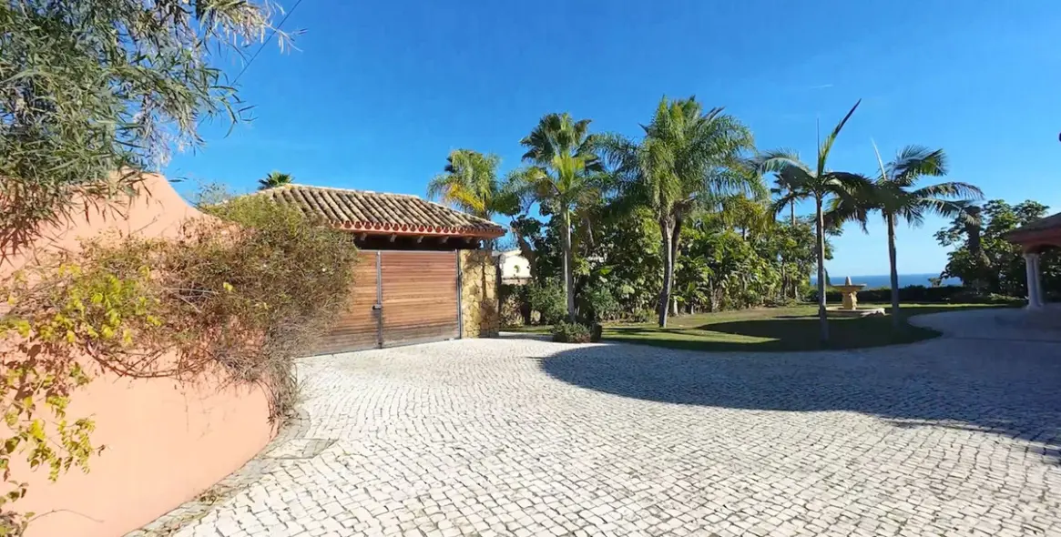 Sale of detached villa in El Paraiso 3