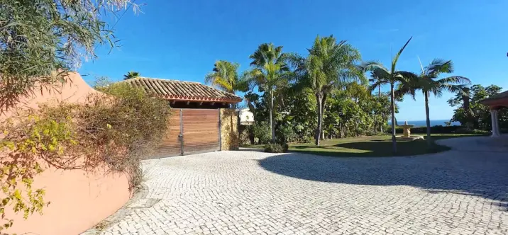 Sale of detached villa in El Paraiso 2