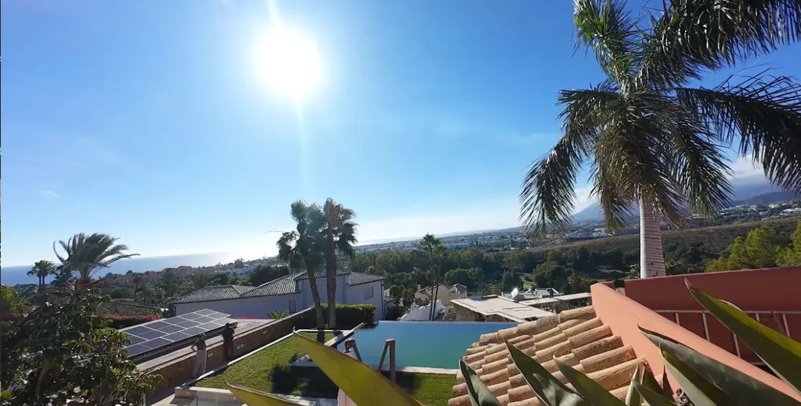 Sale of detached villa in El Paraiso 4