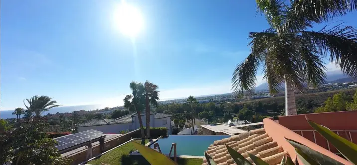 Sale of detached villa in El Paraiso 3