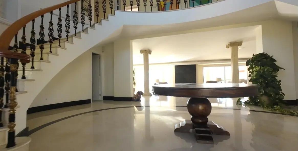 Sale of detached villa in El Paraiso 5