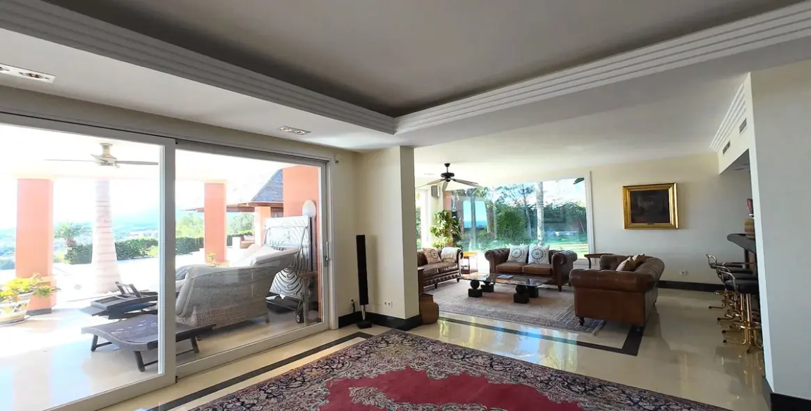 Sale of detached villa in El Paraiso 6