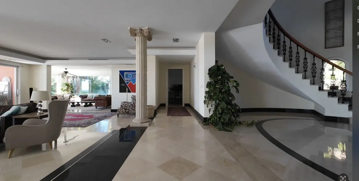 Sale of detached villa in El Paraiso 8