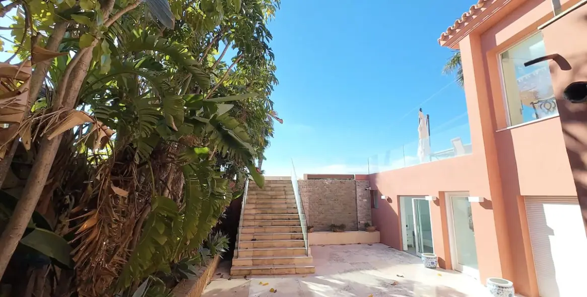 Sale of detached villa in El Paraiso 11