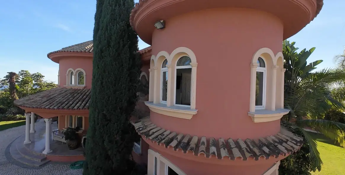 Sale of detached villa in El Paraiso 12