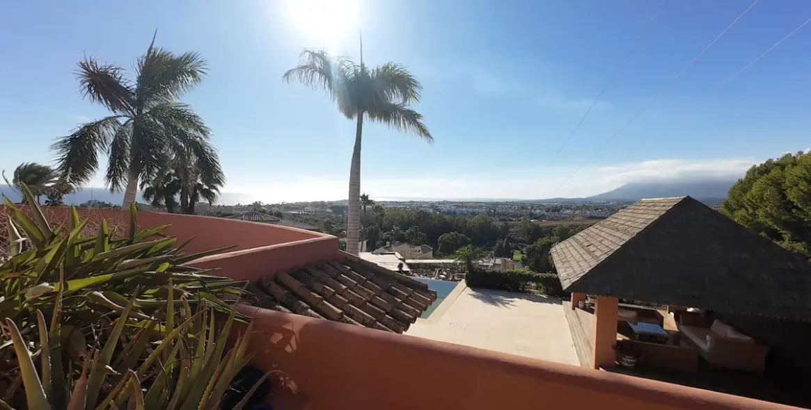 Sale of detached villa in El Paraiso 13