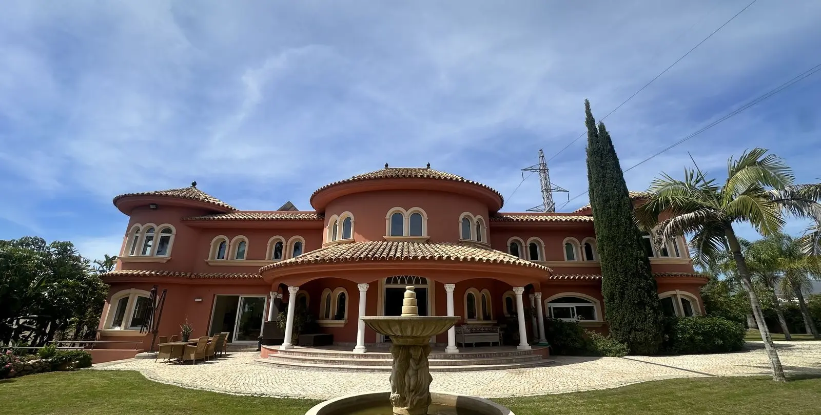 Venta de villa independiente en El Paraiso 3
