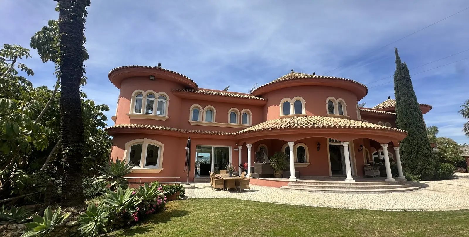 Venta de villa independiente en El Paraiso 21