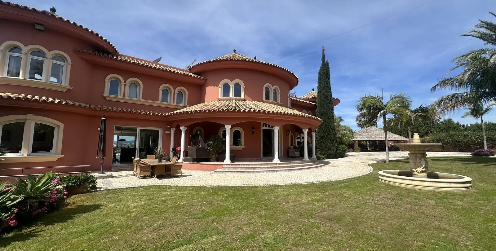 Venta de villa independiente en El Paraiso 22