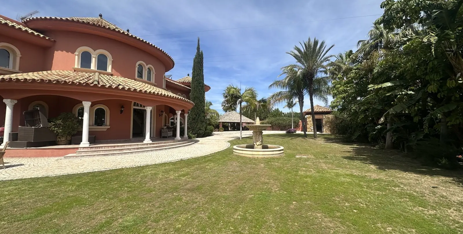 Venta de villa independiente en El Paraiso 23