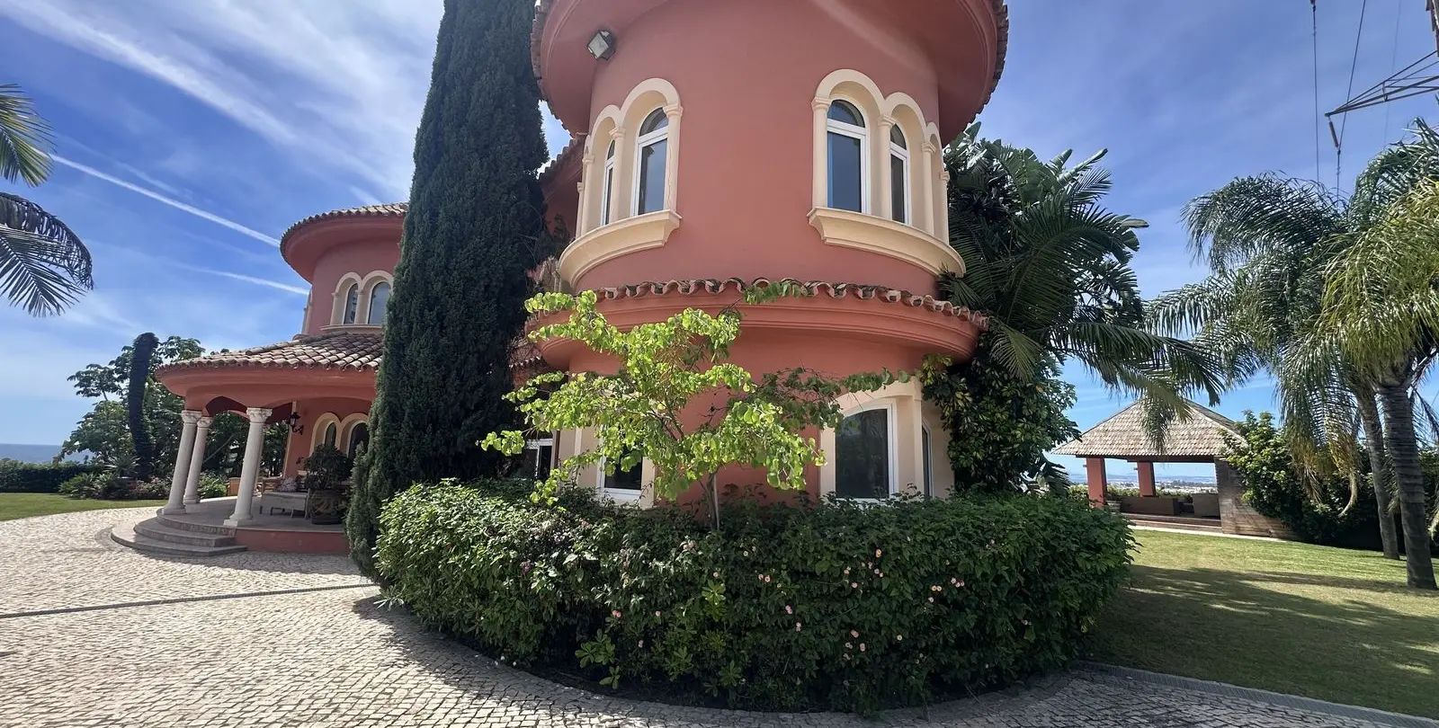 Venta de villa independiente en El Paraiso 28