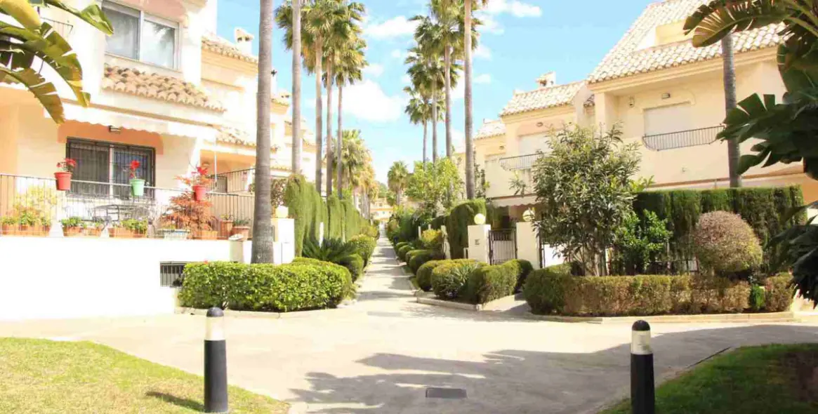 Long-term rent of townhouse in El Rosario 10