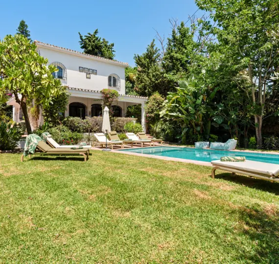 Long-term rent of detached villa in Nueva Andalucía