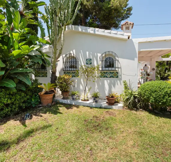 Long-term rent of detached villa in Nueva Andalucía