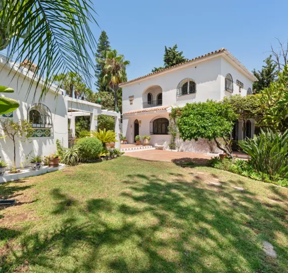 Long-term rent of detached villa in Nueva Andalucía