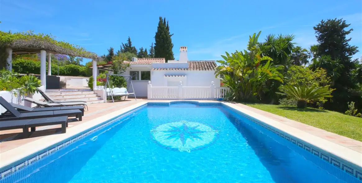 Short-term rent of detached villa in Estepona 1