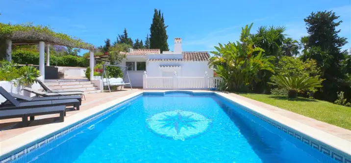 Short-term rent of detached villa in Estepona 0