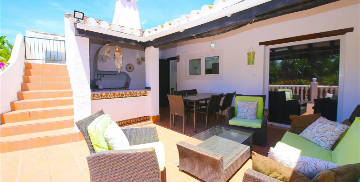 Short-term rent of detached villa in Estepona 2