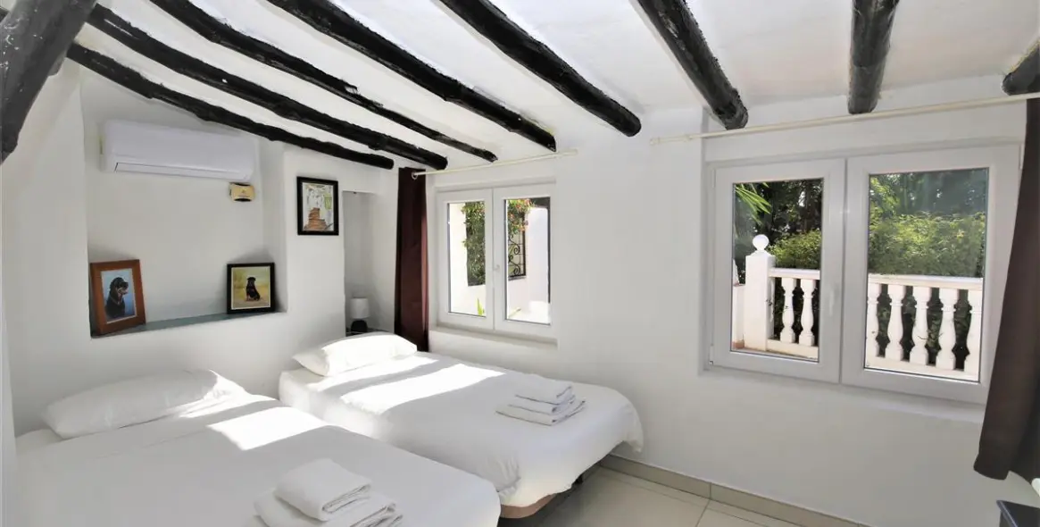 Short-term rent of detached villa in Estepona 8