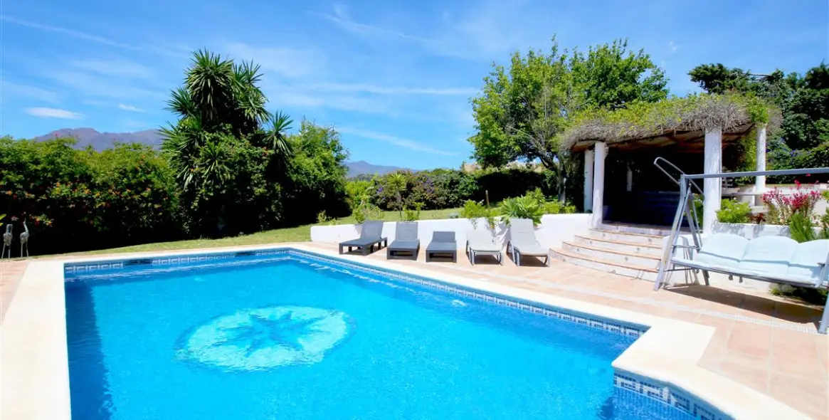 Short-term rent of detached villa in Estepona 18
