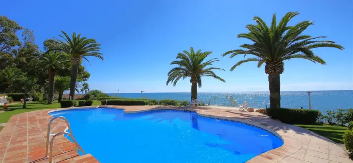 Краткосрочная аренда дома на две семьи в Estepona 0