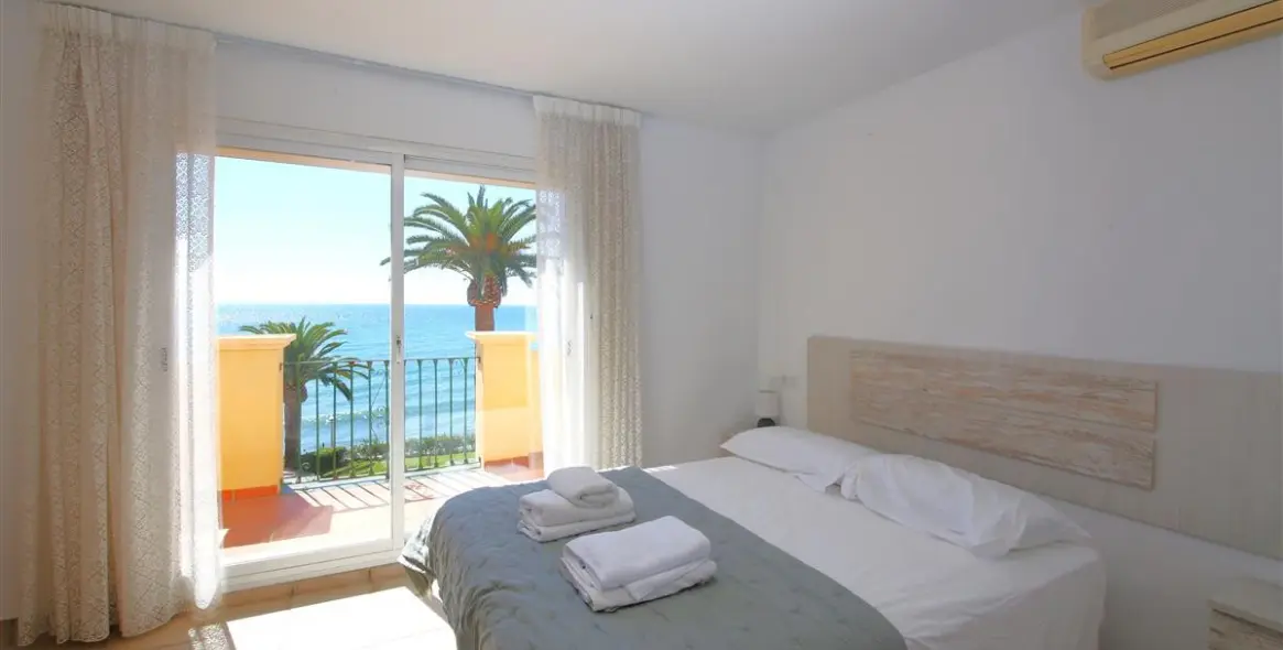 Short-term rent of semi-detached house in Estepona 17