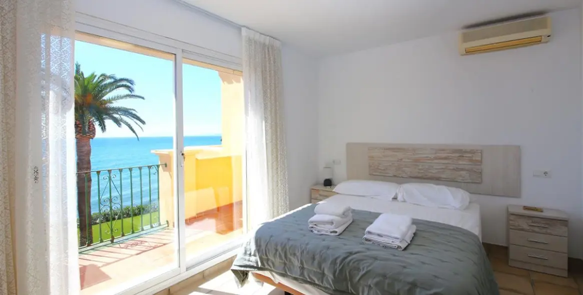 Short-term rent of semi-detached house in Estepona 18