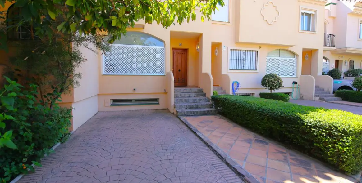 Short-term rent of semi-detached house in Estepona 21