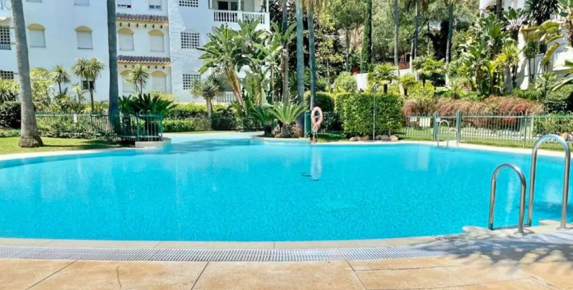 Long-term rent of middle floor apartment in Marbella (district The Golden Mile) 2
