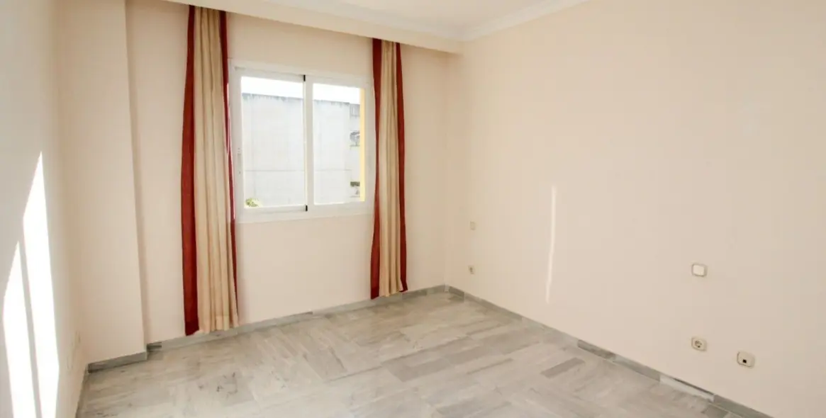 Long-term rent of middle floor apartment in The Golden Mile 11