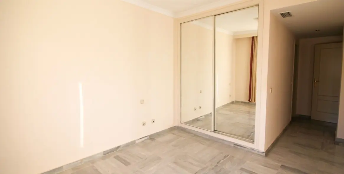 Long-term rent of middle floor apartment in The Golden Mile 12