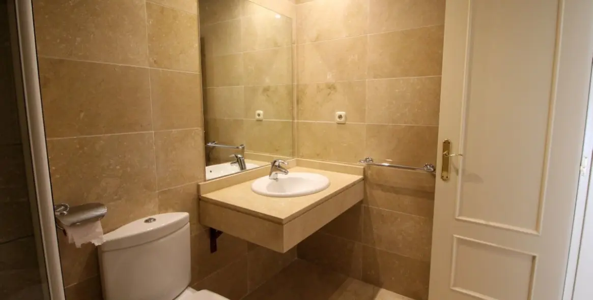 Long-term rent of middle floor apartment in The Golden Mile 17