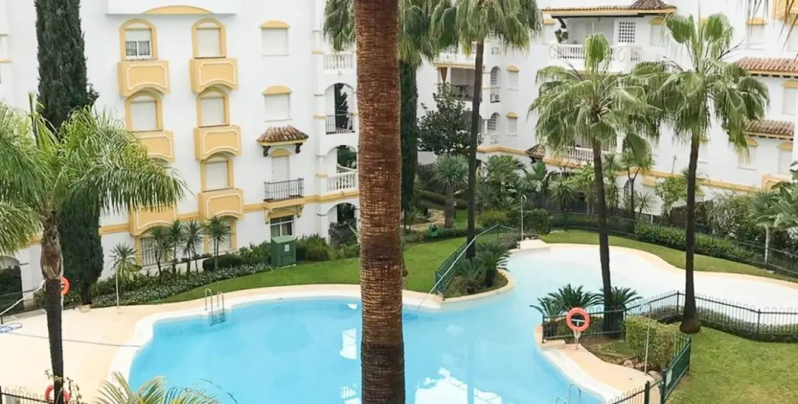 Long-term rent of middle floor apartment in The Golden Mile 20