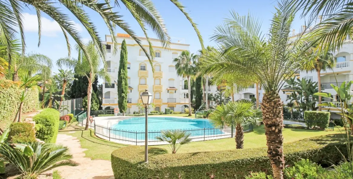 Venta de apartamento en planta media en The Golden Mile 1