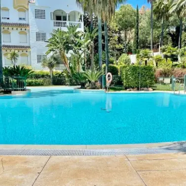Venta de apartamento en planta media en The Golden Mile