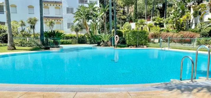 Venta de apartamento en planta media en The Golden Mile 1