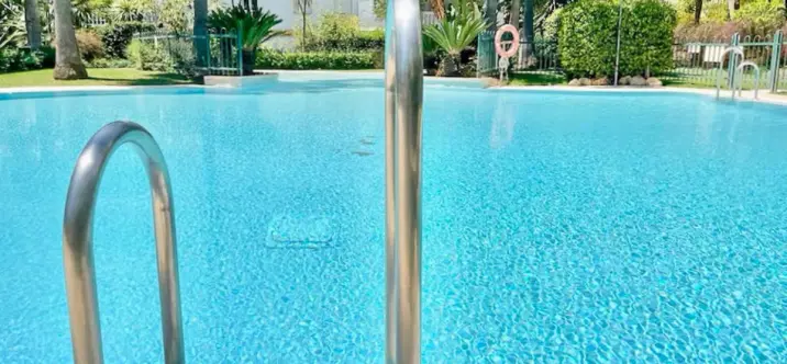 Venta de apartamento en planta media en The Golden Mile 2